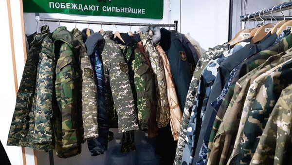 Куртки камуфляжной расцветки в магазине военной одежды  - Sputnik Қазақстан