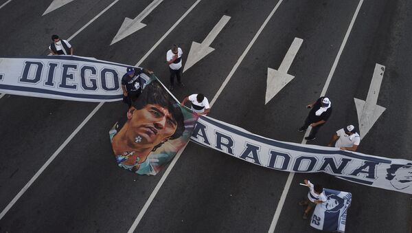 Болельщики с баннером во время скорби по Диего Марадоне в Аргентине  - Sputnik Казахстан