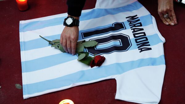 Люди оплакивают смерть легенды аргентинского футбола Диего Марадона в Неаполе - Sputnik Казахстан