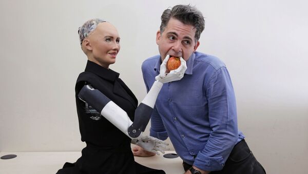 Основатель компании Hanson Robotics Дэвид Хэнсон с флагманским роботом Софией в Гонконге  - Sputnik Казахстан