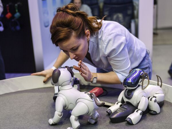 Девушка дает команду собаке-роботу Аibo на открытии выставки М.Видео Electronics Show 2019  - Sputnik Қазақстан