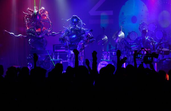 Рок-группа роботов Z-MACHINES выступает на своем дебютном концерте в Токио, 2013 год - Sputnik Казахстан