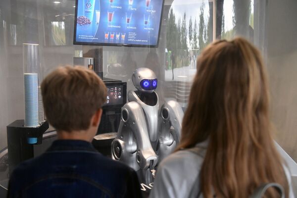 Робот-бариста в парке Зарядье, Москва - Sputnik Казахстан