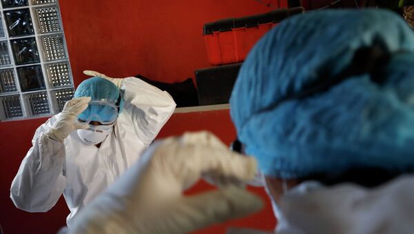Медики надевают защитные костюмы перед началом смены в больнице с коронавирусом  - Sputnik Қазақстан