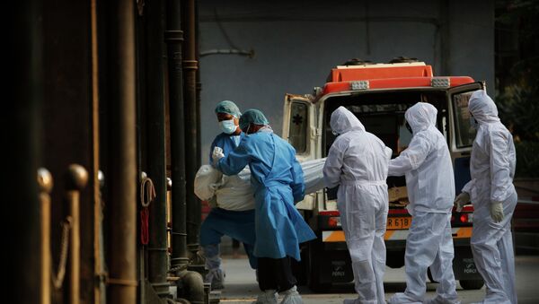 Работники скорой и морга вносят тело погибшего от коронавируса - Sputnik Казахстан