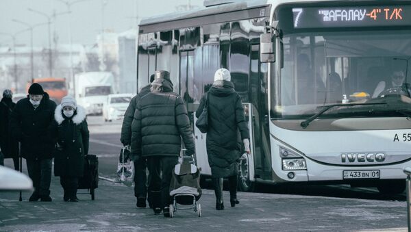 На остановке автобуса в Нур-Султане  - Sputnik Казахстан