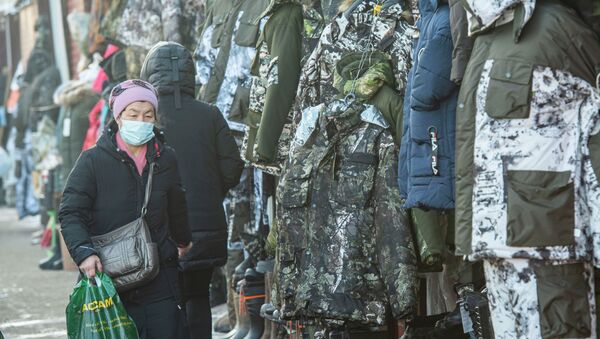 Куртки камуфляжной расцветки на рынке  - Sputnik Казахстан