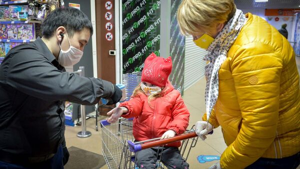 Сотрудник торгового центра измеряет температуру посетителям - Sputnik Қазақстан