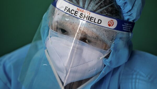 Врач в защитном костюме в больнице с коронавирусом в конце смены  - Sputnik Казахстан