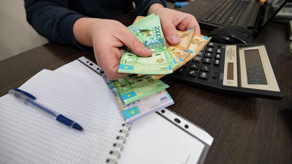 Деньги, калькулятор, 42500, иллюстративное фото  - Sputnik Казахстан
