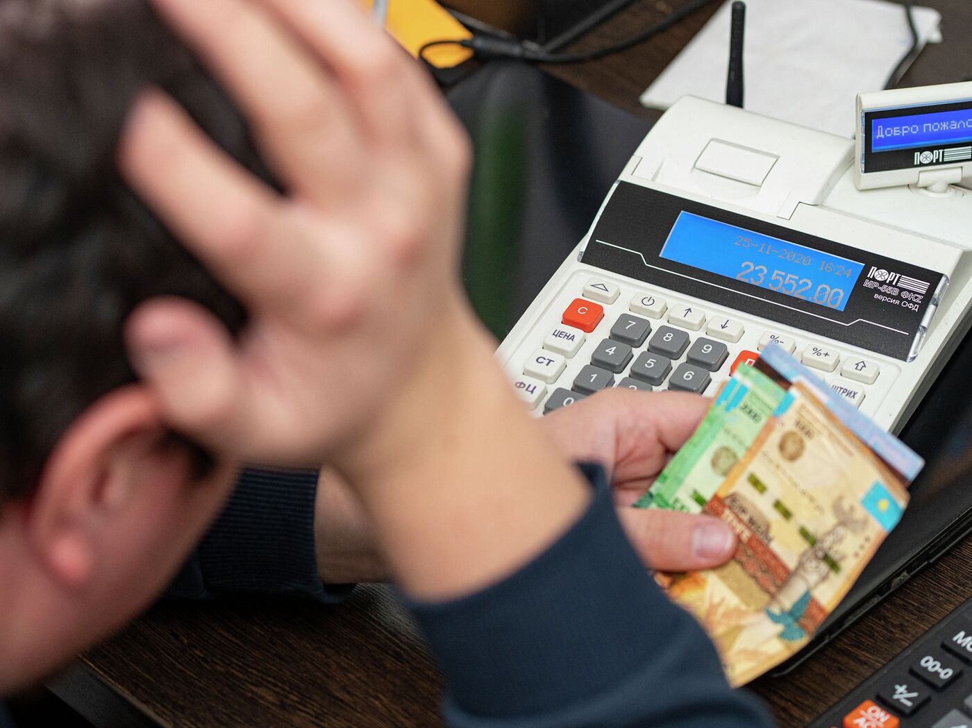 Үлкен силикон сиськи минет жасайды