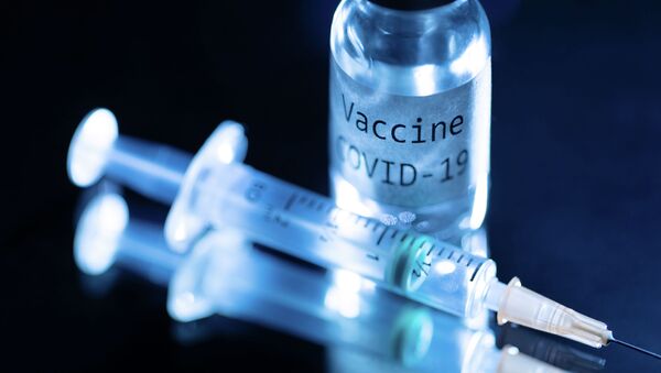 Пузырек с вакциной от коронавируса со шприцом  - Sputnik Казахстан