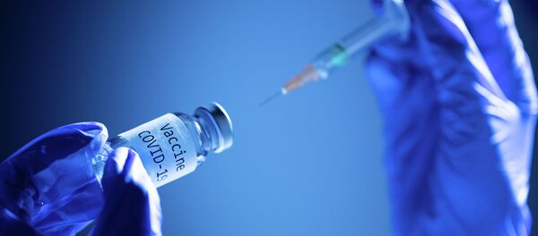 Врач набирает шприцом из пузырька вакцину от коронавируса Врач набирает шприцом из пузырька вакцину от коронавируса - Sputnik Казахстан