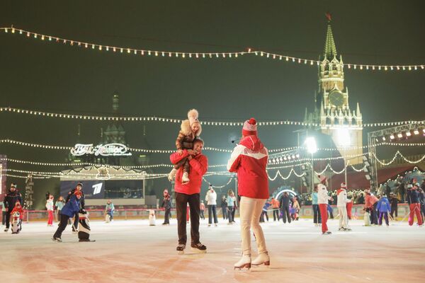 Гости на открытии ГУМ-катка на Красной площади в Москве - Sputnik Казахстан