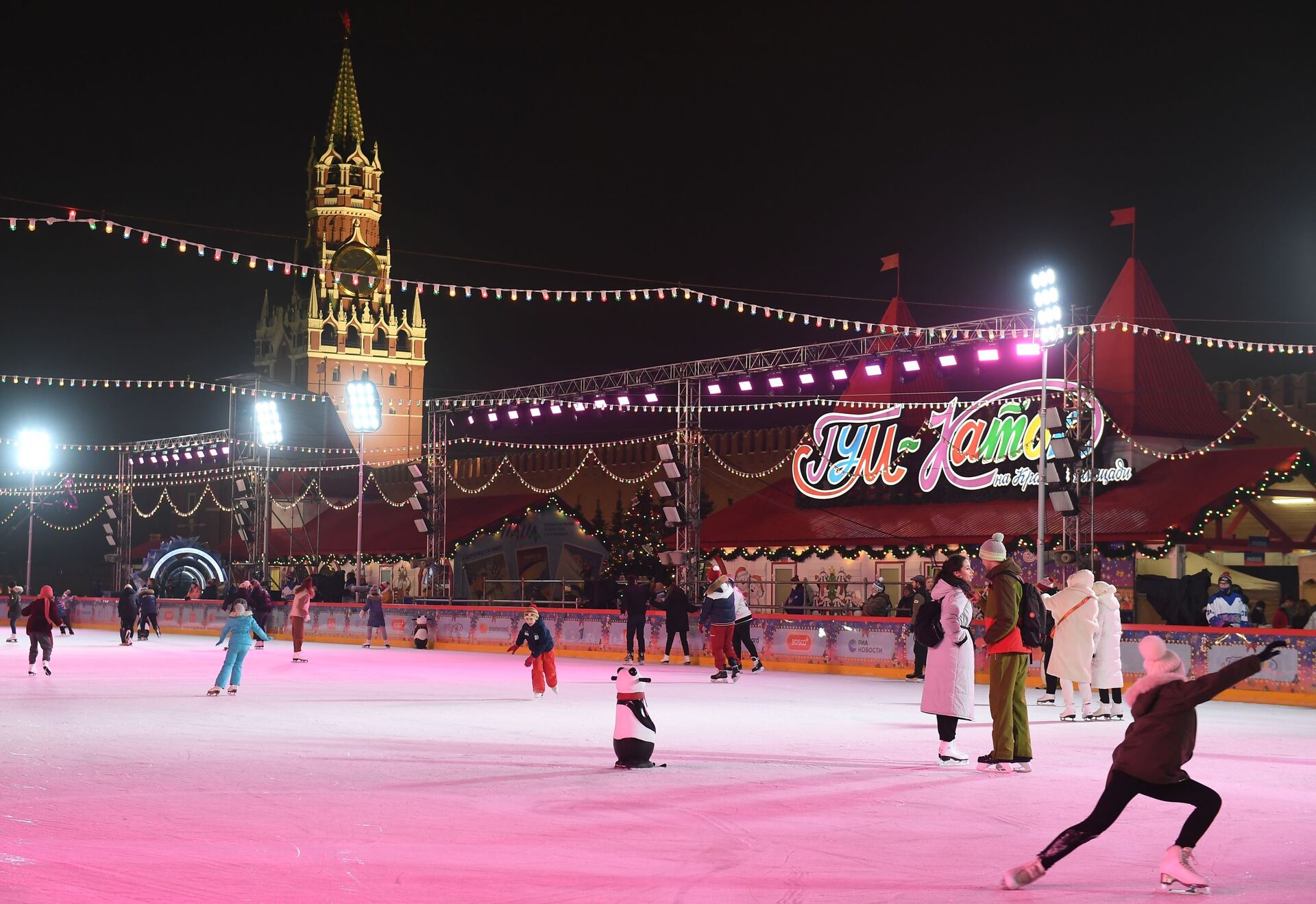 Гости катаются после открытия ГУМ-катка на Красной площади в Москве - Sputnik Казахстан, 1920, 01.02.2022