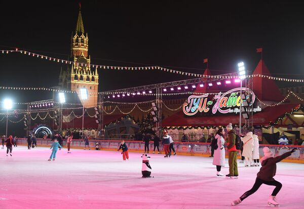 Гости катаются после открытия ГУМ-катка на Красной площади в Москве - Sputnik Казахстан