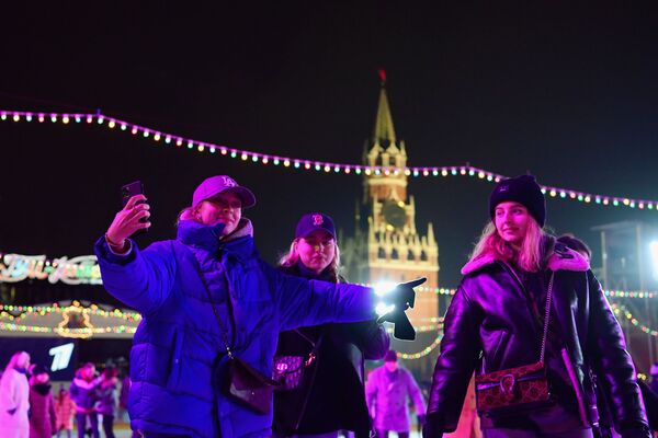 Гости на открытии ГУМ-катка на Красной площади в Москве - Sputnik Қазақстан