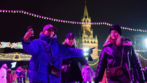 Гости на открытии ГУМ-катка на Красной площади в Москве - Sputnik Казахстан