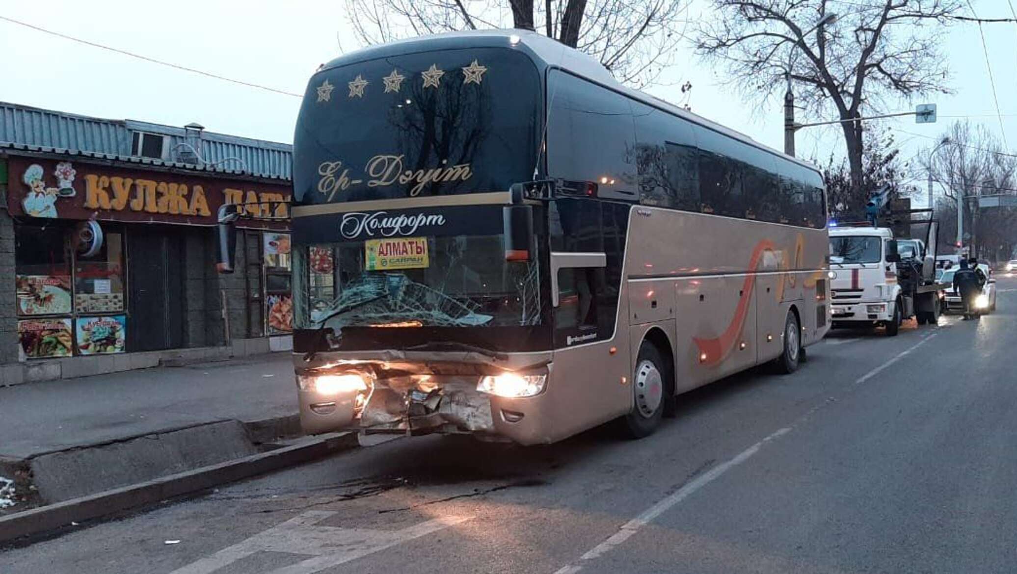 Шымкент алматы автобус. Автобус везет пассажиров. Алма Атинский автобус. Автобус Ташкент Алма Ата. Авария междугороднего автобуса.