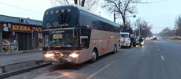 Междугородний автобус получил повреждения в ДТП в Алматы Междугородний автобус получил повреждения в ДТП в Алматы - Sputnik Казахстан