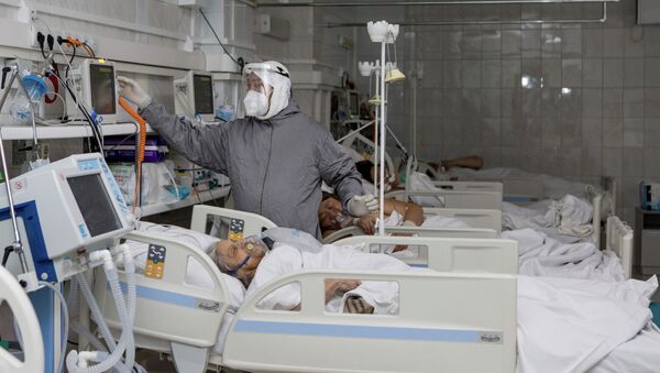 Врач с пациентами в палате интенсивной терапии в больнице с коронавирусом  - Sputnik Казахстан
