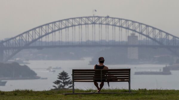 Мужчина на скамейке в Сиднее, Австралия - Sputnik Казахстан