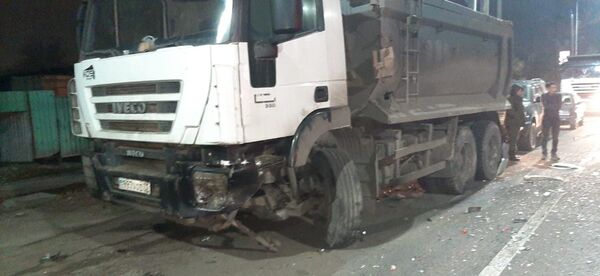 В Алматы автомобиль выехал на встречку и столкнулся лоб в лоб с самосвалом - Sputnik Казахстан