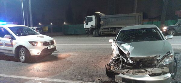 В Алматы автомобиль выехал на встречку и столкнулся лоб в лоб с самосвалом - Sputnik Казахстан