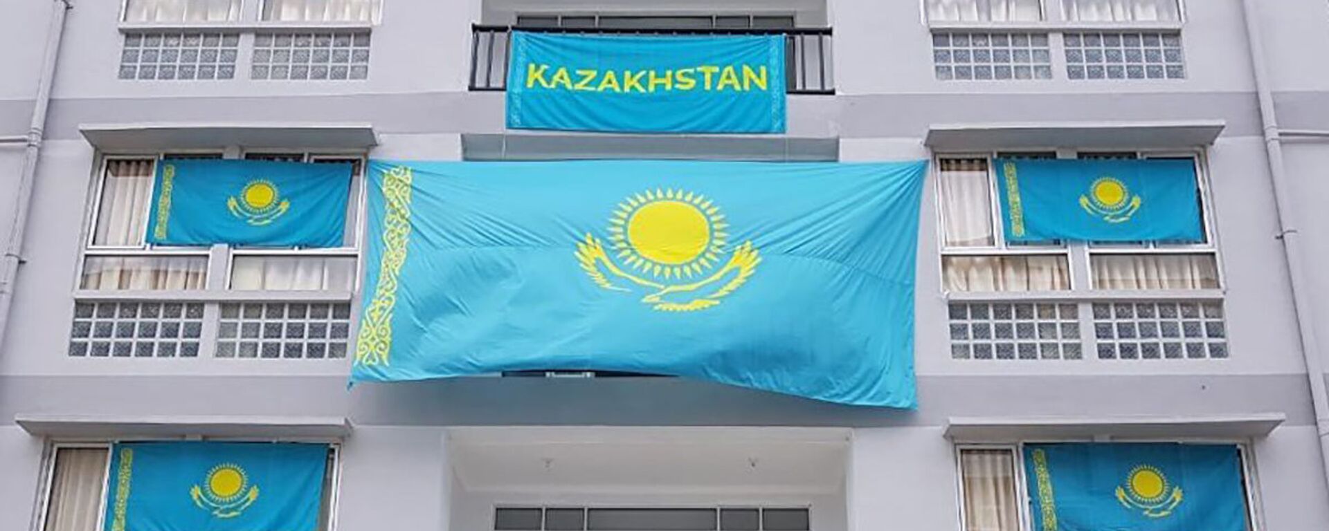 Флаг Казахстана на балконе и окнах в Олимпийской деревне, архивное фото - Sputnik Казахстан, 1920, 03.12.2020