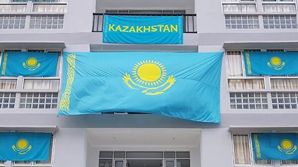 Флаг Казахстана на балконе и окнах в Олимпийской деревне, архивное фото - Sputnik Қазақстан