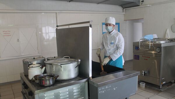 Афганский шеф-повар готовит еду для осужденных колонии Павлодарской области - Sputnik Казахстан