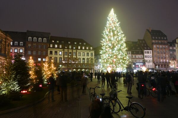 Рождественская ель на главной площади Страсбурга, Франция - Sputnik Казахстан