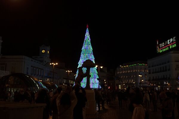 Статуя медведя и земляничного дерева напротив рождественской елки в Мадриде  - Sputnik Казахстан