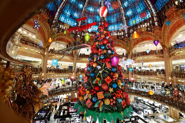 Рождественская елка в ТЦ в Париже  - Sputnik Казахстан