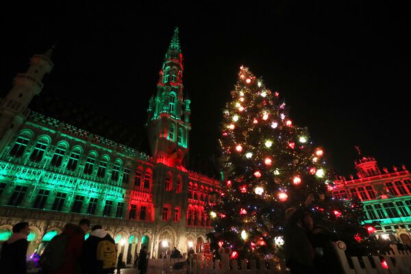 Рождественская елка на Гран-Плас в Брюсселе - Sputnik Казахстан