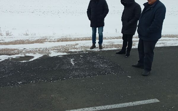 Новый асфальт укладывали прямо на снег в Северном Казахстане - Sputnik Казахстан