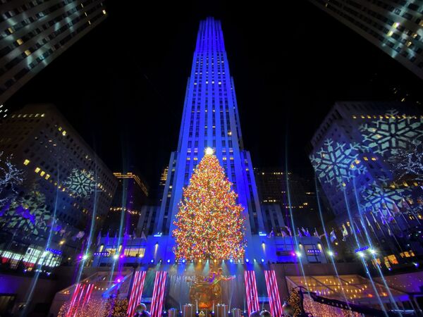 Рождественская ель у Рокфеллер-центра в Нью-Йорке - Sputnik Казахстан