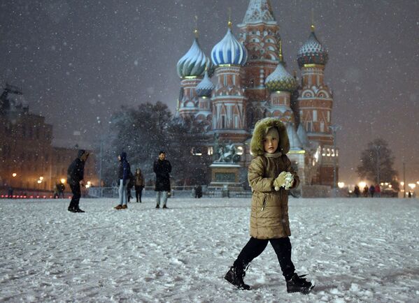 Прохожие во время снегопада на Красной площади в Москве - Sputnik Казахстан