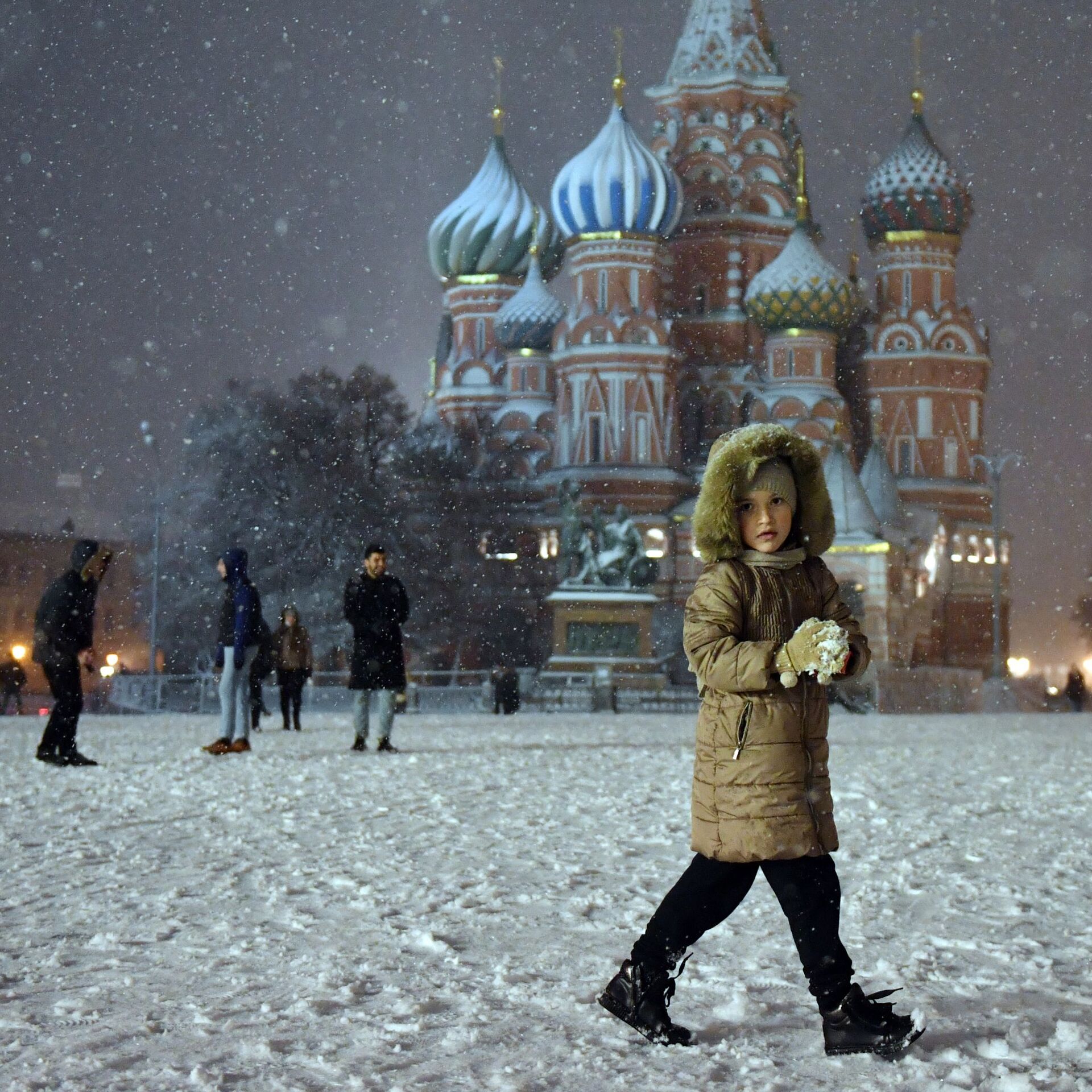 Ли холодная зима. Зимняя Москва. Москва зимой. Красная площадь фотосессия зима. Красная площадь Москва зима.