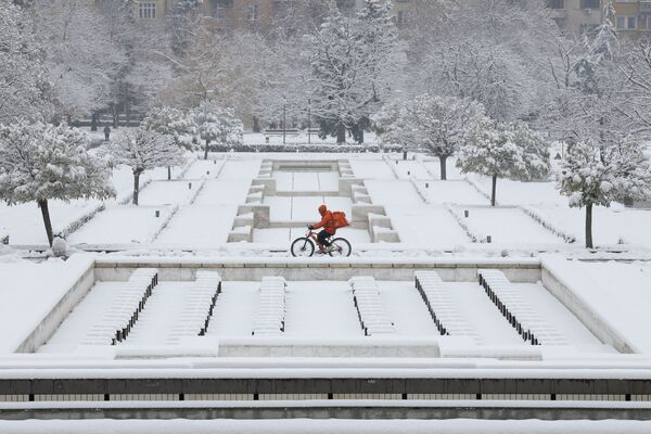 Мужчина на велосипеде во время снегопада в Софии, Болгария - Sputnik Казахстан