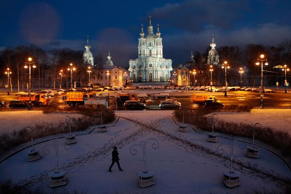 Площадь у Смольного собора после снегопада в Санкт-Петербурге, Россия - Sputnik Казахстан
