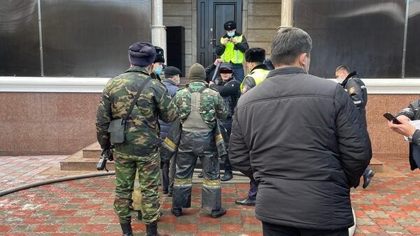 Сотрудники полиции и пожарные Медеуского района  предотвратили суицид - Sputnik Казахстан