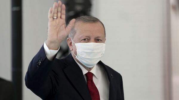 Президент Турции Реджеп Тайип Эрдоган в защитной медицинской маске в одном из госпиталей Стамбула - Sputnik Казахстан