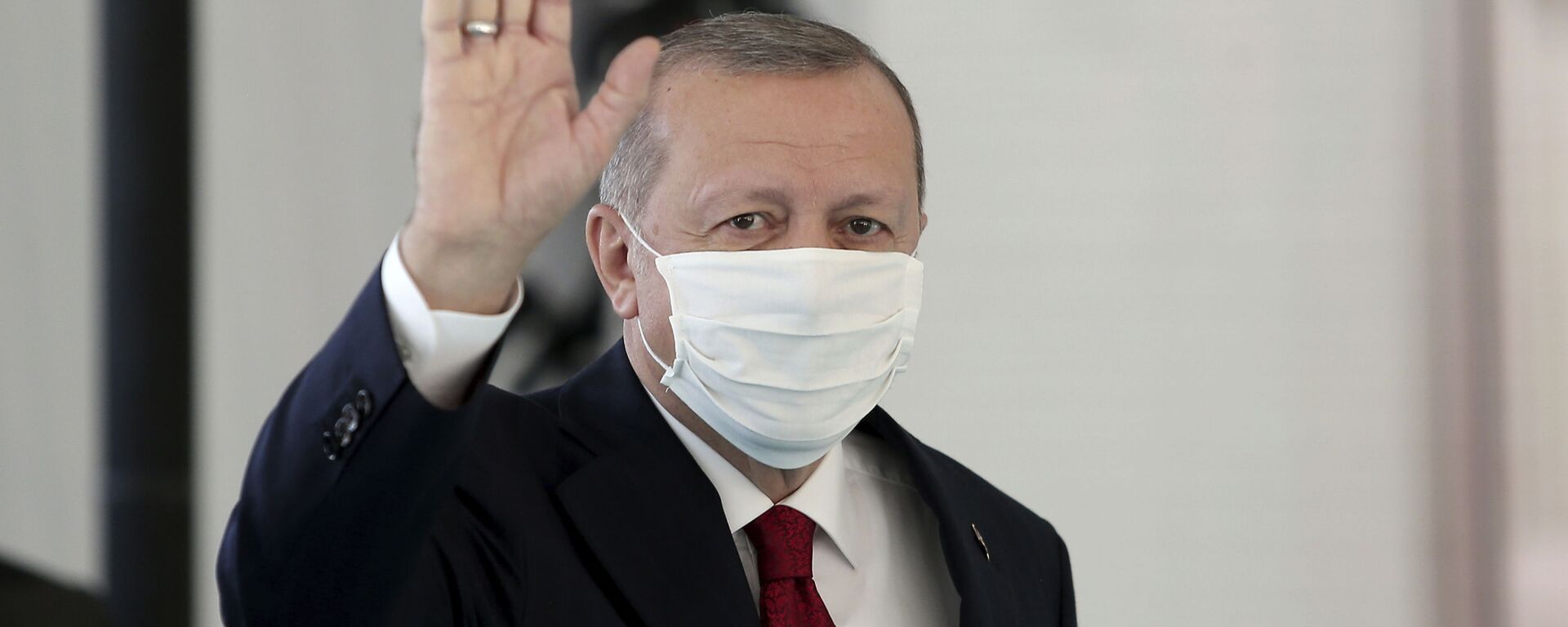 Президент Турции Реджеп Тайип Эрдоган в защитной медицинской маске в одном из госпиталей Стамбула - Sputnik Казахстан, 1920, 23.03.2021