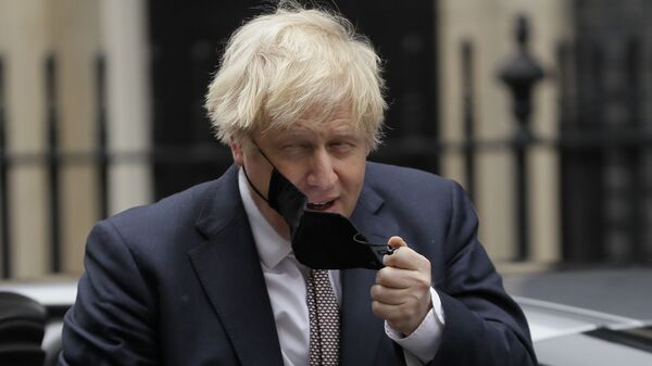 Премьер-министр Великобритании Борис Джонсон снимает маску - Sputnik Казахстан