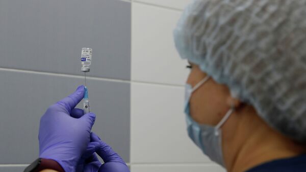 Медик набирает в шприц вакцину от коронавируса  - Sputnik Казахстан