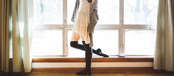 Женщина в комнате, иллюстративное фото Женщина в комнате, иллюстративное фото - Sputnik Казахстан