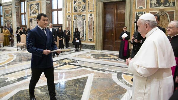 Посол Казахстана в Ватикане Алибек Бакаев вручил верительные грамоты Папе Римскому Франциску - Sputnik Казахстан