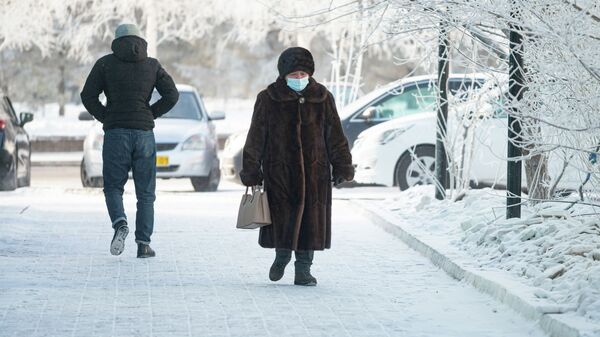 Люди на заснеженных улицах - Sputnik Казахстан