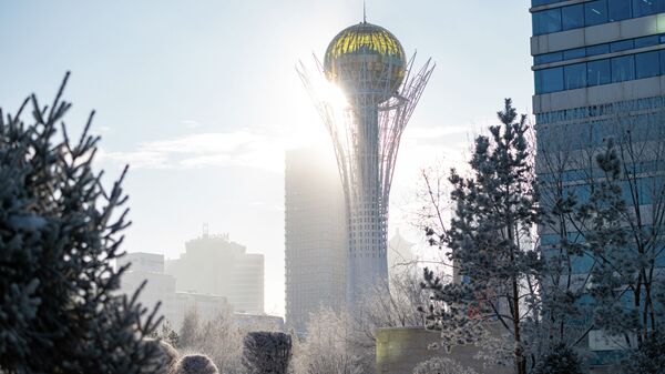 Солнце просвечивает сквозь ажурную конструкцию Байтерека - Sputnik Казахстан